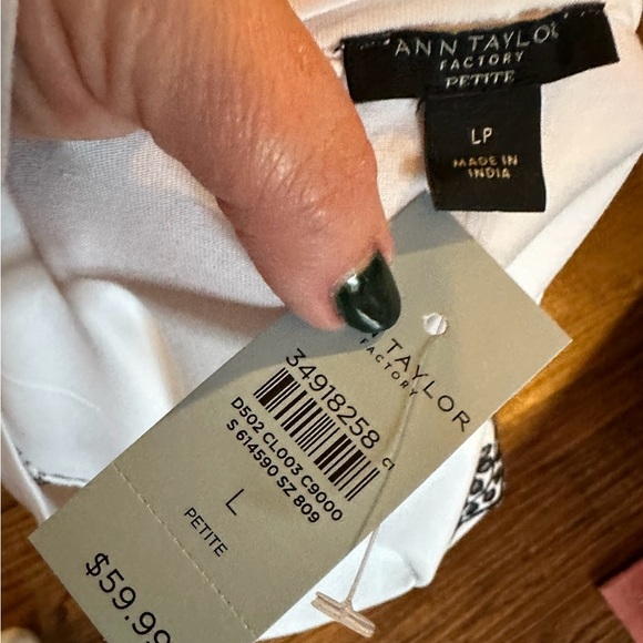 Beautiful Ann Taylor petite top-New with tag! (Necklace not included) - Picture 5 of 5